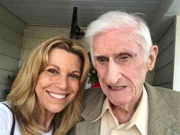 Vanna White Biography: Age, Net Worth, Parents, Husband, Income, Children, Family, Height